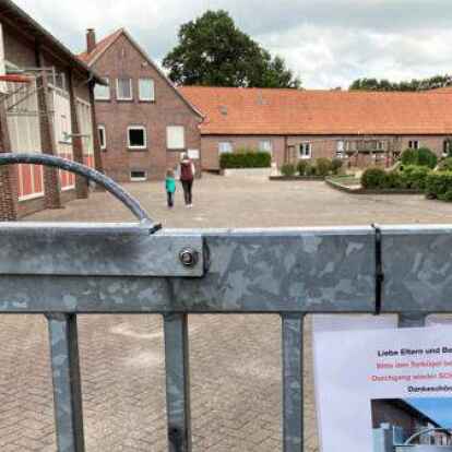 Blick auf den Schulhof der Grundschule Edewecht: Nach Einschulungsfeiern mussten sich die betroffenen Kinder am Montag testen lassen. Die Eltern behaupten, dass alle Regeln eingehalten worden sind.