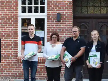 J&ouml;rn Kreikebaum, Leiter der Polizeiinspektion Cloppenburg/Vechta, zeichnete aus (von links): Daniel, Yvonne, Frank und Adriana Schneider sowie Marcel Plaggenborg. Es fehlt Stefan W&uuml;rz.