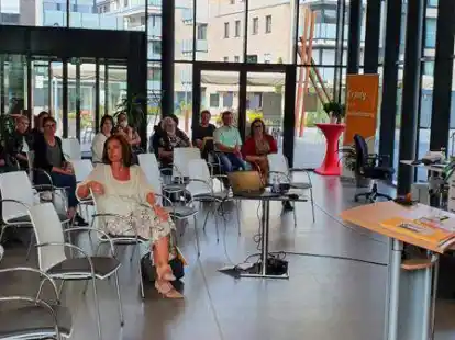 Peggy Elfmann beim zentralen Vortrag im Lokschuppen in Cloppenburg