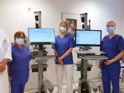 Das neue System bietet eine verbesserte und komfortablere Diagnostik (von links): Leitender Oberarzt Dr. Hinderikus Klugkist, medizinische Fachangestellte Madlen Uden, Auszubildende Natalie Christians, medizinische Fachangestellte Lena Visser und Chefarzt Professor Dr. Thomas B&uuml;ttner.
