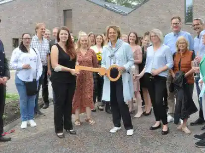 Leers B&uuml;rgermeisterin Beatrix Kuhl (r.) &uuml;berreicht symbolisch einen Schl&uuml;ssel an Einrichtungsleiterin Melanie Krause.