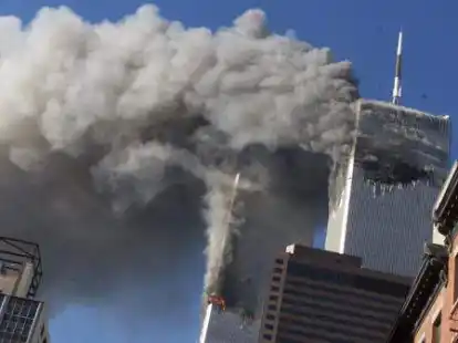 Schwarzer Rauch steigt nach dem Anschlag aus den brennenden Zwillingst&uuml;rmen des World Trade Centers in New York. Die Anschl&auml;ge vom 11. September 2001 sind jetzt 20 Jahre her und noch immer unvergessen. (Archivfoto vom 11. September 2001).