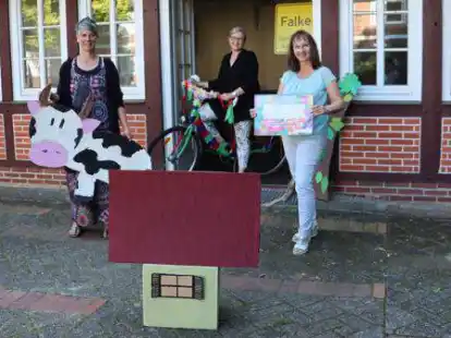 Bianca Grafe (von links), Ute Wessels und Marita Tzschoppe zeigen einige Requisiten vor der &bdquo;Kreativscheune&ldquo; in Falkenburg.