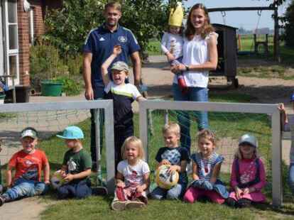 Hatten direkt Spa&szlig; an den neuen Toren, die Florian Bierbaum ihnen vorbeibrachte: Die &bdquo;L&uuml;tjen Moorriemer&ldquo; und Kita-Leiterin Stephanie Th&uuml;mler