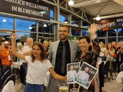 Sven L&uuml;bbers mit seiner Frau Heidi und Tochter Leny bei der Wahlparty in der Blumenhalle.