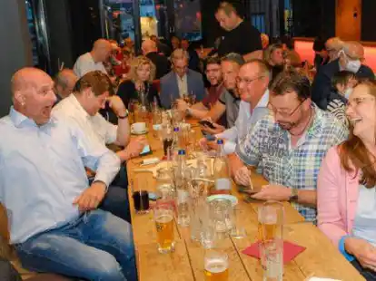 Wahlparty der Emder SPD im &bdquo;Kater&ldquo;: Gro&szlig;e Freude, nachdem fr&uuml;h klar war, dass die Sozialdemokraten der Wahlsieger werden.