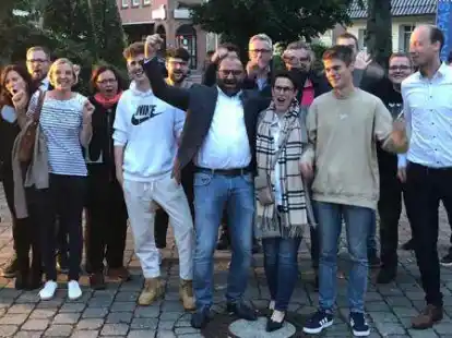 B&uuml;rgermeister Sven Stratmann (Mitte) freute sich am Sonntagabend vor dem Friesoyther Rathaus mit seiner Familie und den SPD-Mitgliedern &uuml;ber seine Wiederwahl.