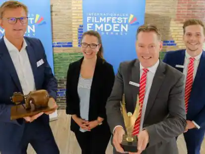 Pr&auml;sentierten die Kurzfilmpreise: G&uuml;nter Menken (VGH), Filmfest-Gesch&auml;ftsf&uuml;hrerin Nora Dreyer sowie Stefan Schmidt und Jugendjury-Mitglied Fynn Lorey (beide Sparkasse Emden).