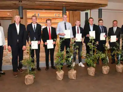 Die Freisprechung der Auszubildenden in der Landwirtschaft fand am Freitagabend statt. Ausbildungsberaterin Sandra Syring (von links) sowie Kreislandfrauen-Vorsitzende Heide Behrens und Kreislandwirt J&uuml;rgen Seeger gratulierten Hendrik Tiedemann, Niklas Schr&ouml;der, Marco D&uuml;rfahrt, Mattis Horstmann, Arne Menkens, Philipp Behrens, Carsten Uken, Erik Strackerjan und Phil Taddigs.