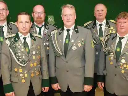 F&uuml;r vier Jahren lenkt der neu gew&auml;hlte Vorstand des Sch&uuml;tzenvereins Altenoythe das Vereinsleben (von links): Michael Stadtsholte, Andreas Tholen, Stefan Eihusen, Dieter Oltmanns, Manfred Wieborg und Bernhard Willer.