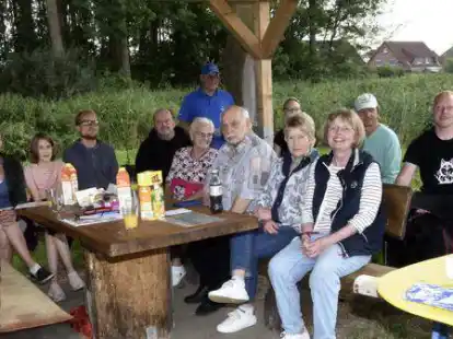 Die Nabu-Gruppe Elsfleth traf sich am Pavillon am Liene-Kanal, um aktuelle Projekte zu besprechen.