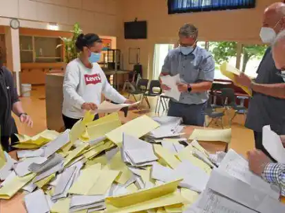 Die Urne ist gest&uuml;rzt, es beginnt die Arbeit der Ausz&auml;hlung in Hintes Wahlbezirk 13.