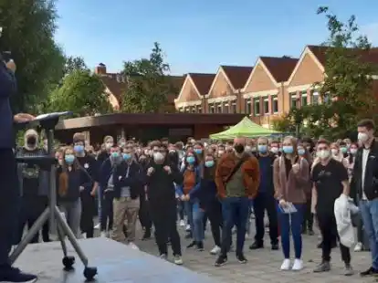 Hochschulpr&auml;sident Dr. Gerhard Kreutz begr&uuml;&szlig;te am Montag auf dem Campus die neuen Erstsemester der Hochschule Emden/Leer.