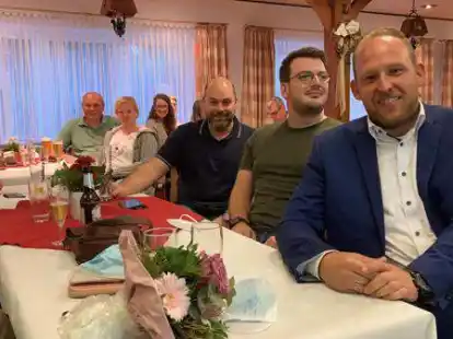 Wurde zwar nicht B&uuml;rgermeister, holte aber mit 2651 die meisten Direktstimmen in Edewecht: SPD-Ortsvereinsvorsitzender Knut Bekaan mit Familie und Unterst&uuml;tzern am Wahlabend in der Gastst&auml;tte Nemeyer in Osterscheps. Alle Teilnehmer befolgten die 3G-Regel.