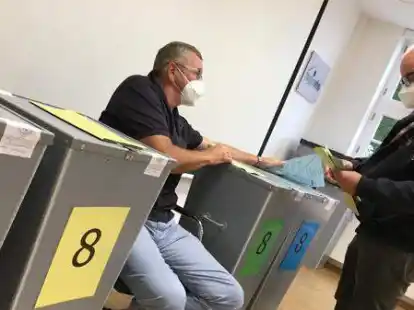 Urnengang im Wahllokal Altes Rathaus: 15.430 von 26.446 Wahlberechtigten haben in Ganderkesee ihre Stimme bei der Gemeinderatswahl abgegeben.