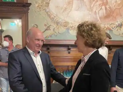 Claus-Peter Horst nimmt Gl&uuml;ckw&uuml;nsche von Beatrix Kuhl entgegen.