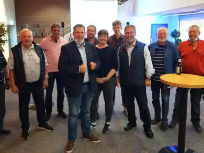 Die SPD-Genossen freuten sich mit ihrem Spitzenkandidaten Florian Eiben (vorn).