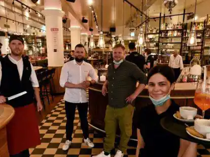 Alles neu: Das &bdquo;Celona&ldquo; am Rathausmarkt wurde komplett saniert &ndash; hier mit (von links) K&uuml;chenchef Martin Geisler, Betriebsleiter Rico Schwitters, Gesch&auml;ftsf&uuml;hrer Leo Burdekat und Darleen Haye, Auszubildende im 3. Lehrjahr.