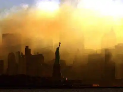 11. September 2001: Die Freiheitsstatue vor Manhattan, das komplett in Staub und Rauch geh&uuml;llt war.