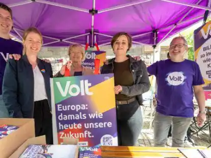 Die lokalen Kandidaten der jungen Partei Volt erhielten Unterst&uuml;tzung von der Bundesspitze (von links):  Erik Berk (Wahlbereich 3), Rebekka M&uuml;ller (Spitzenkandidatin Bundestagswahl), Freya Entringer (Wahlbereich 1), Caroline Flohr (Spitzenkandidatin Landesliste Bundestag), und Jens L&uuml;kermann (Wahlbereich 1)
