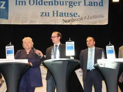 Podiumsdiskussion 2014 im Friesoyther Forum am Hansaplatz (v.l.): Bernhard Norenbrock, Hildegard Kuhlen, Moderator Carsten Bickschlag, Sven Stratmann und Josef Themann. Gerhard von Gr&ouml;nheim musste kurzfristig absagen.