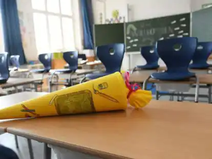 Eine Schult&uuml;te liegt in einem leeren Klassenzimmer: Wegen einer Corona-Infektion sind 71 Grundsch&uuml;ler aus Edewecht in Quarant&auml;ne. Nach einer Einschulungsfeier wurde ein Familienvater positiv getestet.