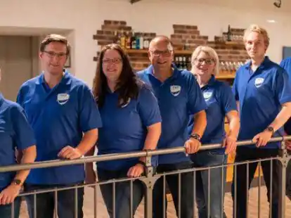 Sie leiten die Geschicke des TuS Augustfehn: die Vorstandsmitglieder Claudia Jetzlaff (v.l.), Lars L&ouml;cherbach, Sandra Hesse, Jochen Siefert, Wiebke Ruseler-Hemken, Stefan Thiede und Kai Wienken.