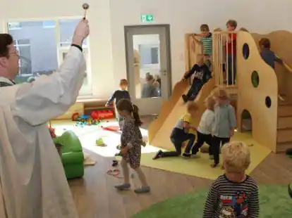 Pastor J&ouml;rg Illenseer segnete im Beisein der Kinder die R&auml;ume ein.