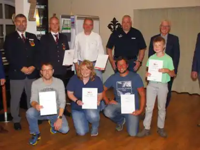 G&auml;ste, Geehrte und die DLRG-Vereinsspitze (stehend von links): Michael L&uuml;ken, Marco Hake, Carsten Petermann, Hermann Petermann, Cord Wachtendorf, Ralf Spille und Jens Kuraschinski sowie (vorne von links) Andreas Gr&uuml;ter, Nadine Baalmann, Lars Barkemeyer und Tim-Ole Barkemeyer.