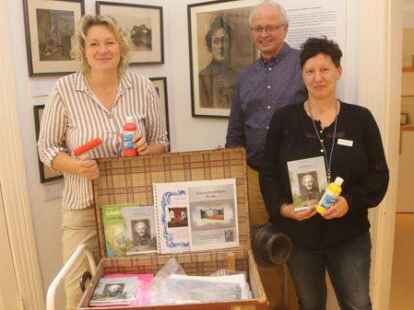 NMT-Gesch&auml;ftsf&uuml;hrerin Ilona Tetzlaff (links), ihre Mitarbeiterin Svenja Faehse und Museumsleiter Dr. Timothy Saunders stellten den Lernkoffer Emy Rogge vor.