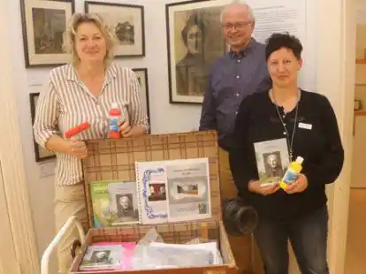 NMT-Gesch&auml;ftsf&uuml;hrerin Ilona Tetzlaff (links), ihre Mitarbeiterin Svenja Faehse und Museumsleiter Dr. Timothy Saunders stellten den Lernkoffer Emy Rogge vor.