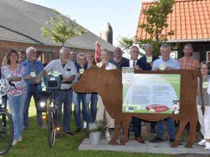 Das Projekt Milch-Ku(h)l-Tour wurde auf dem Hof der Familie Harms gestartet: Entlang von drei neuen Fahrradstrecken ist auf Silhouetten von K&uuml;hen allerhand &uuml;ber die moderne Landwirtschaft zu erfahren.