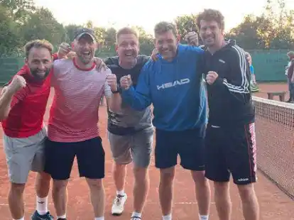 So sehen Sieger aus: Die Herren 40 des Elsflether Turnerbundes wurden Meister der 1. Regionalklasse.