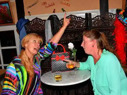 Edith Koschnick (links) beim &bdquo;Na sowas&ldquo;-Programm 2019 in Aktion: Besucherin Nicole Speckels gef&auml;llt's.