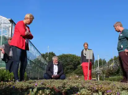 Besuch in Rostrup: Der CDU-Bundestagsabgeordnete Stephan Albani (Mitte) brachte (von links) Heinrich Beltz (Leiter Sachgebiet Baumschulen), Dr. Gerlinde Michaelis (Leiterin Lehr- und Versuchsanstalt f&uuml;r Gartenbau), Dr. Inga Binner (Gesamtkoordination Projekt ToSBa) und Mario Reil (Projektleiter Projekt ToKuBa) Unterst&uuml;tzung aus Berlin mit.