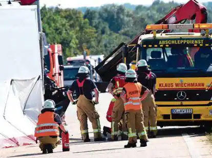 Nach dem t&ouml;dlichen Unfall auf der A29 war die Fahrbahn f&uuml;r die Reinigungsarbeiten abgesperrt. Eine unbekannte Person hat diese Absperrung aber unerlaubt entfernt.