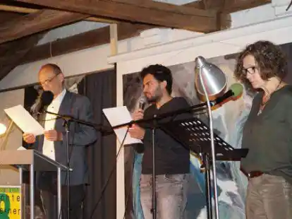 Verhei&szlig;ungsvoller Start der Berner B&uuml;cherwochen: Initiator Reinhard Rakow, Edward Humrich und Elisabeth Buscherm&ouml;hle lesen ein Gedicht von Susy Bergmann.