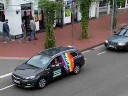 Impfgegner beim Autorkorso in der Bahnhofstra&szlig;e