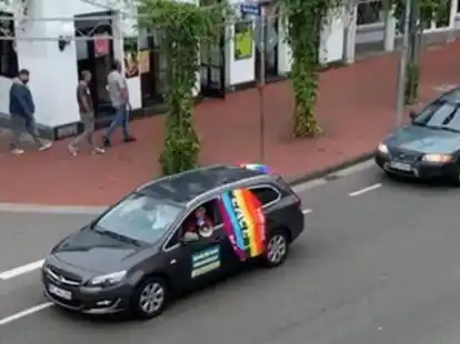 Impfgegner beim Autorkorso in der Bahnhofstra&szlig;e