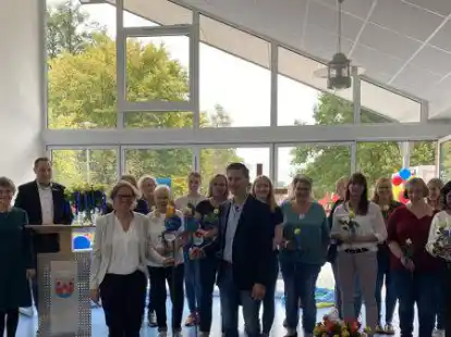 Einweihung des neuen Familienzentrums in Augustfehn II: Im Beisein zahlreicher G&auml;ste wurde die Einrichtung an den Tr&auml;ger, die Ev.-Luth. Kirchengemeinde Apen, &uuml;bergeben.