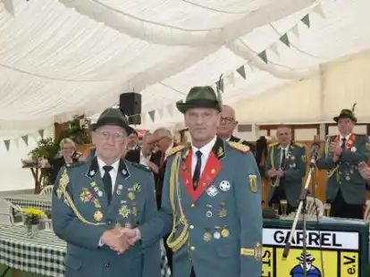 Brudermeister Franz Breckweg (r.) ehrte  Paul L&uuml;ken, das letzte noch lebende Gr&uuml;ndungsmitglied der Gilde.