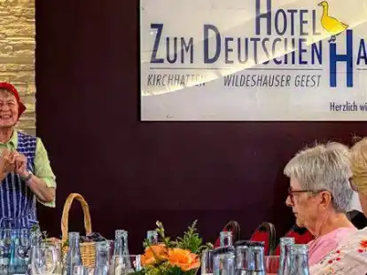 Helga Diers unterhielt die Kirchhatter Landfrauen auf der Jahreshauptversammlung mit k&ouml;stlichen plattdeutschen Witzen.
