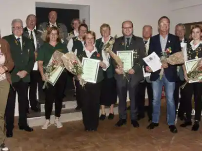 Bei der Jahreshauptversammlung des Sch&uuml;tzenbundes Wesermarsch gab es aber auch positive Nachrichten: Viele Sch&uuml;tzen wurden vom Sch&uuml;tzenbund Wesermarsch, vom Oldenburger Sch&uuml;tzenbund, vom Nordwestdeutschen Sch&uuml;tzenbund und sogar vom Deutschen Sch&uuml;tzenbund geehrt.