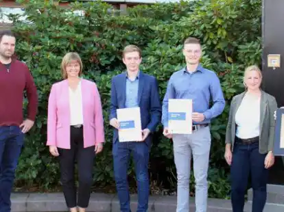 Von links: Marcus Nordbruch (Ausbildungsleiter), Heide Schr&ouml;der (Gesch&auml;ftsleitung), die erfolgreichen Auszubildenden Lasse Schramm und Moritz Ebinger, Heike Phaneuf (IHK Oldenburg), Sabrina Mahnke (Ausbildungsleiterin).