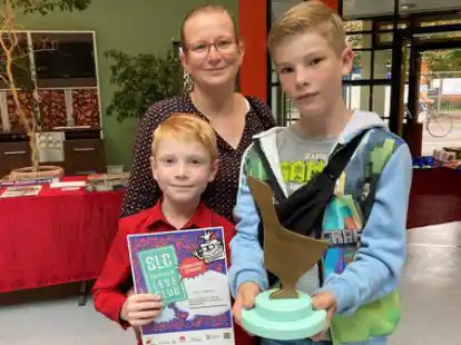 Jan Albers (rechts) bekam einen Goldenen Ganter f&uuml;r die sch&ouml;nste Geschichte. Sein Bruder Claas und Mama Jenny Albers halfen bei der Ideenfindung.