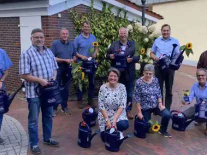 Die Augustfehner Werbegemeinschaft sowie der Gewerbekreis Apen stellt f&uuml;r die Beetpaten Gie&szlig;kannen mit Logo-Beschriftung als Dankesch&ouml;n  zur Verf&uuml;gung.