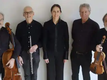 Lassen am 9. Oktober im PFL Kammermusik von Komponistinnen erklingen (v. links): J&ouml;rg Heinemann (Violoncello), Martin Czischke-M&uuml;ller (Fl&ouml;te), Stefanie Hoppe (Sopran), Jochen Pade (Klavier) und Norbert Ternes (Violine).