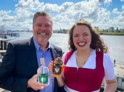 Der Gesch&auml;ftsf&uuml;hrer des Blockbr&auml;u Ralf Hansen mit der Bierk&ouml;nigin Sophia Schulze-Zumloh und den beiden Schn&auml;psen, die auch in Emstek entstanden sind.