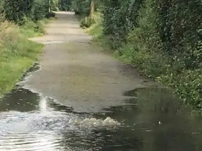 Zum Teil unter Wasser: &bdquo;Zum Sande&ldquo; in Aschenstedt