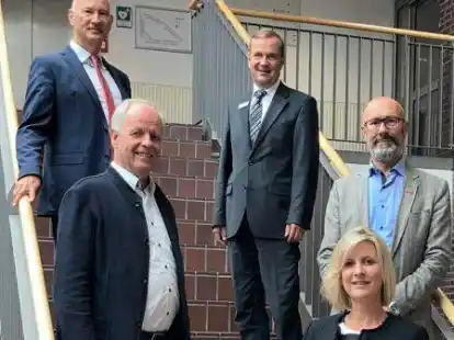Thomas Hildebrandt (Oldenburgische Industrie- und Handelskammer, von hinten links), Thorsten M&uuml;ller (Agentur f&uuml;r Arbeit Oldenburg-Wilhelmshaven), Hans-Joachim Harms (Landwirtschaftskammer Niedersachsen), Heiko Henke (Handwerkskammer Oldenburg) und Tina Heliosch (Agentur f&uuml;r Arbeit Vechta)